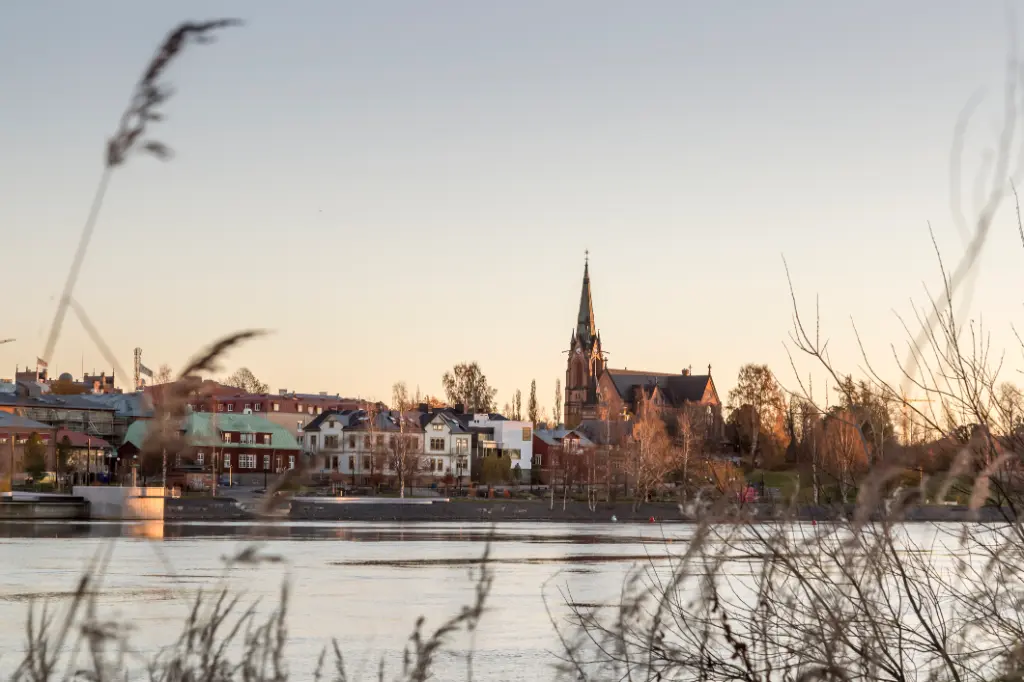 Die Kirche in Umea, Schweden, und der Fluss.